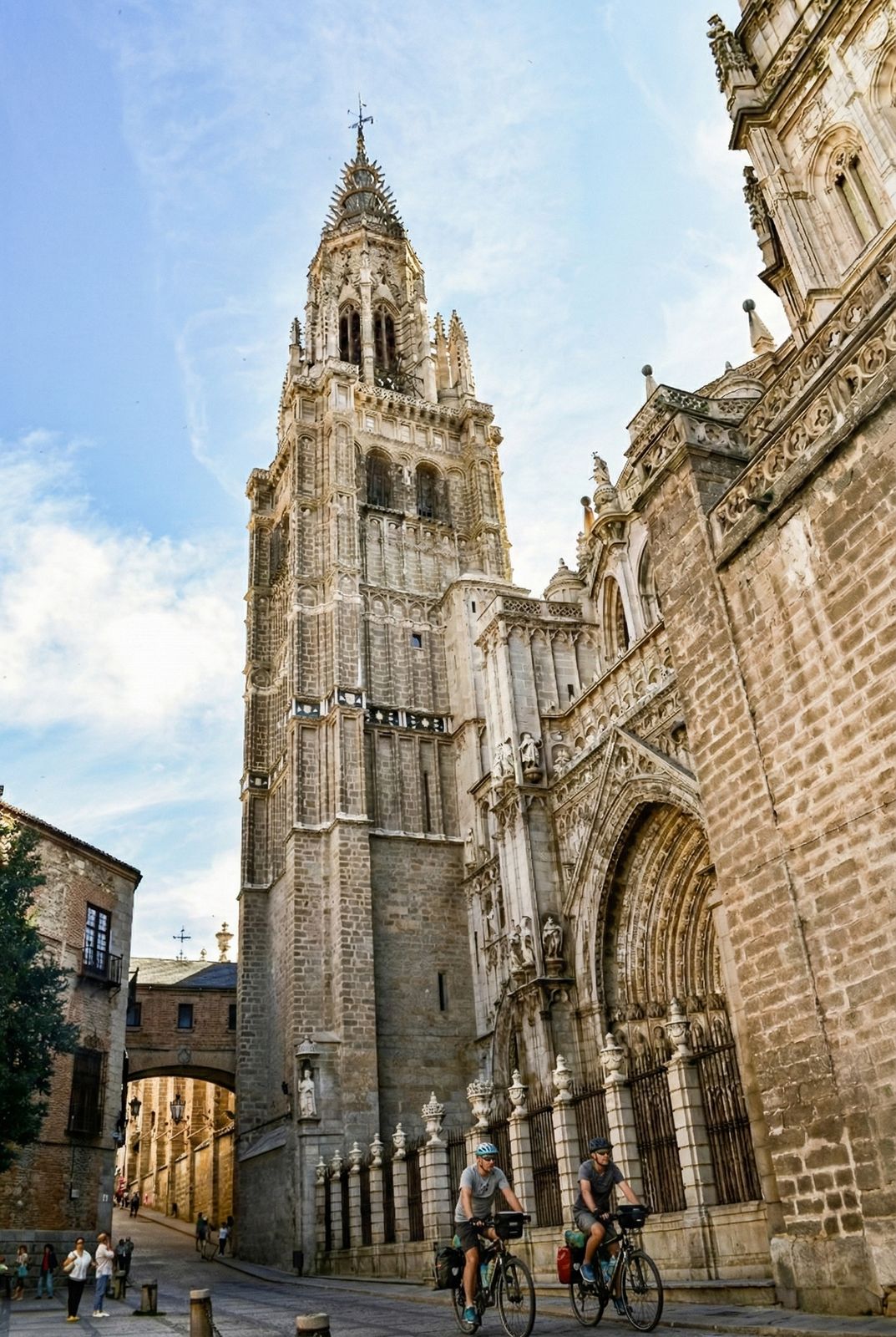 Leo catedral de santa maría de león with cyclists 1 3060